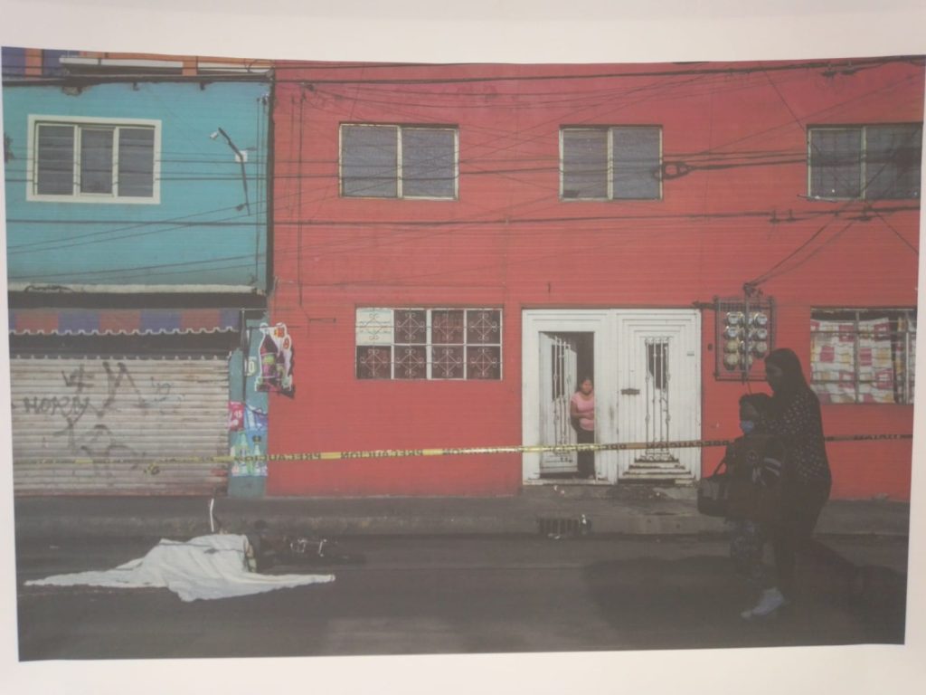 Foto 2: Una mujer embarazada fue asesinada y después abandonado su cuerpo en la calle División del Norte, colonia Texalpa, Ecatepec; Estaba envuelta en cobijas y plástica para emplayar; nadie reconoció a la víctima de feminicidio. 10 de septiembre de 2019. Foto: Ernesto Álvarez.